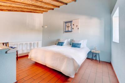 Ruime slaapkamer van het 4 persoonsappartement Casa Porta Azul