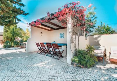 Sunny garden bed and breakfast in Portugal