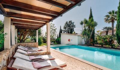 Relax by the pool at Casa Porta Azul