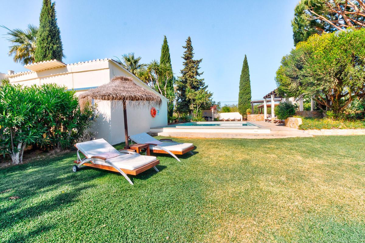 Garden with pool and sun loungers
