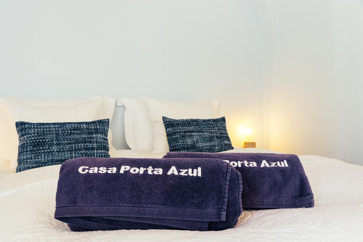 Standard bedroom with beach towels at Casa Porta Azul