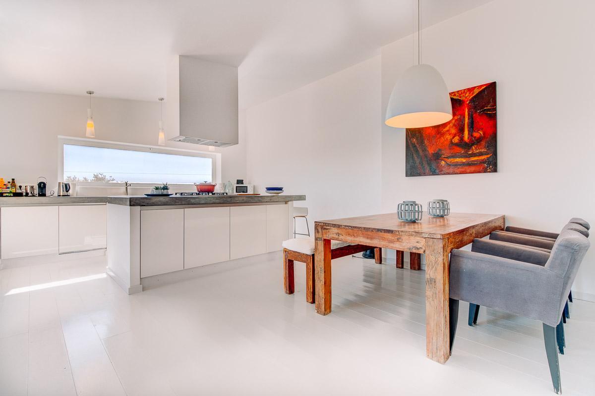 Moderne keuken met kookeiland in penthouse