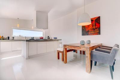 Moderne keuken met kookeiland in penthouse